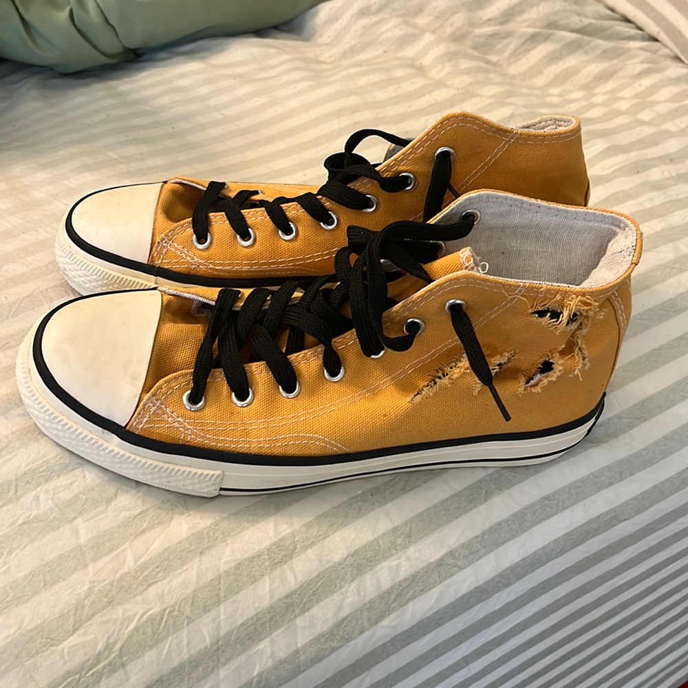 Gold sport star shoes with fashion rip size 9.5 MENS